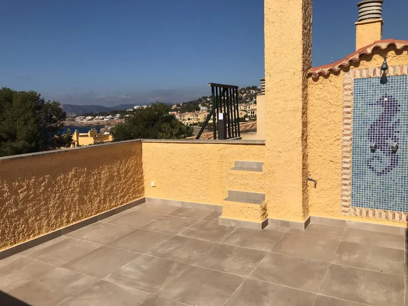 Azotea con suelo nuevo de baldosa clara y vistas a la bahía