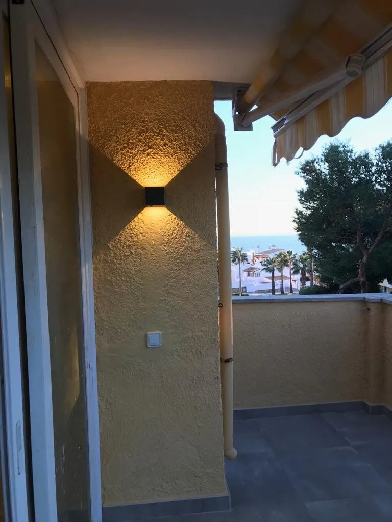 Obra: aplique de pared en la terraza con vistas al mar