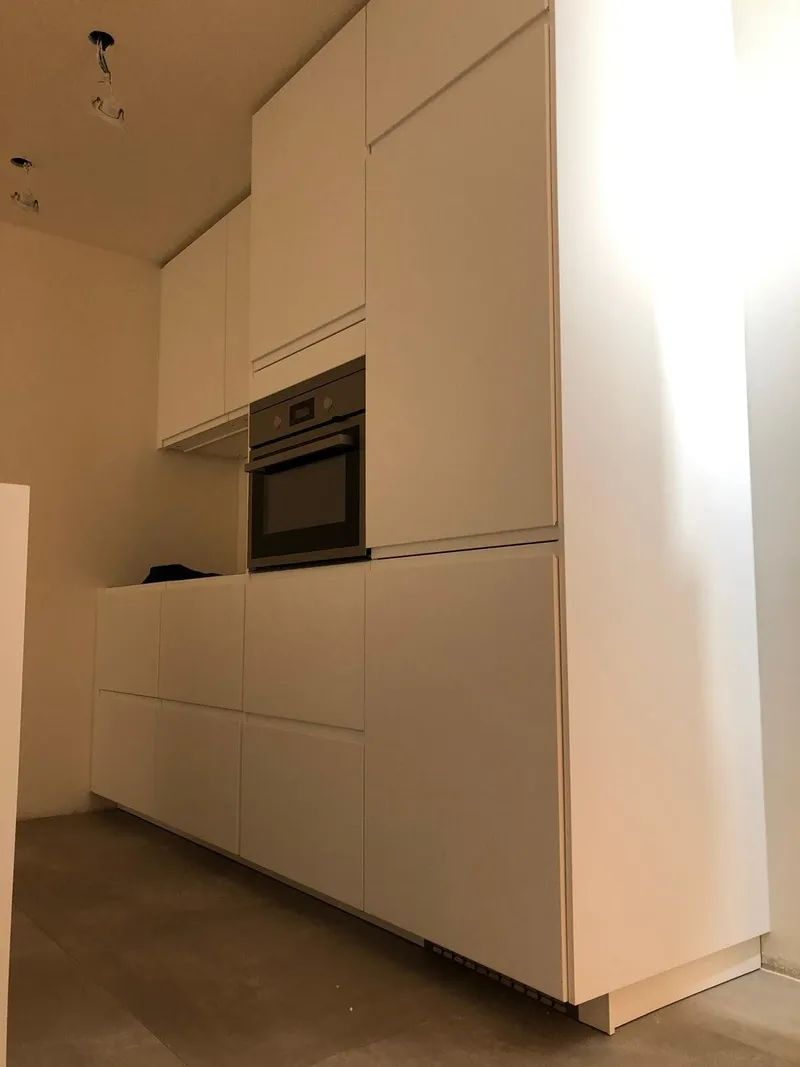 Obra: muebles de cocina blancos recién montados