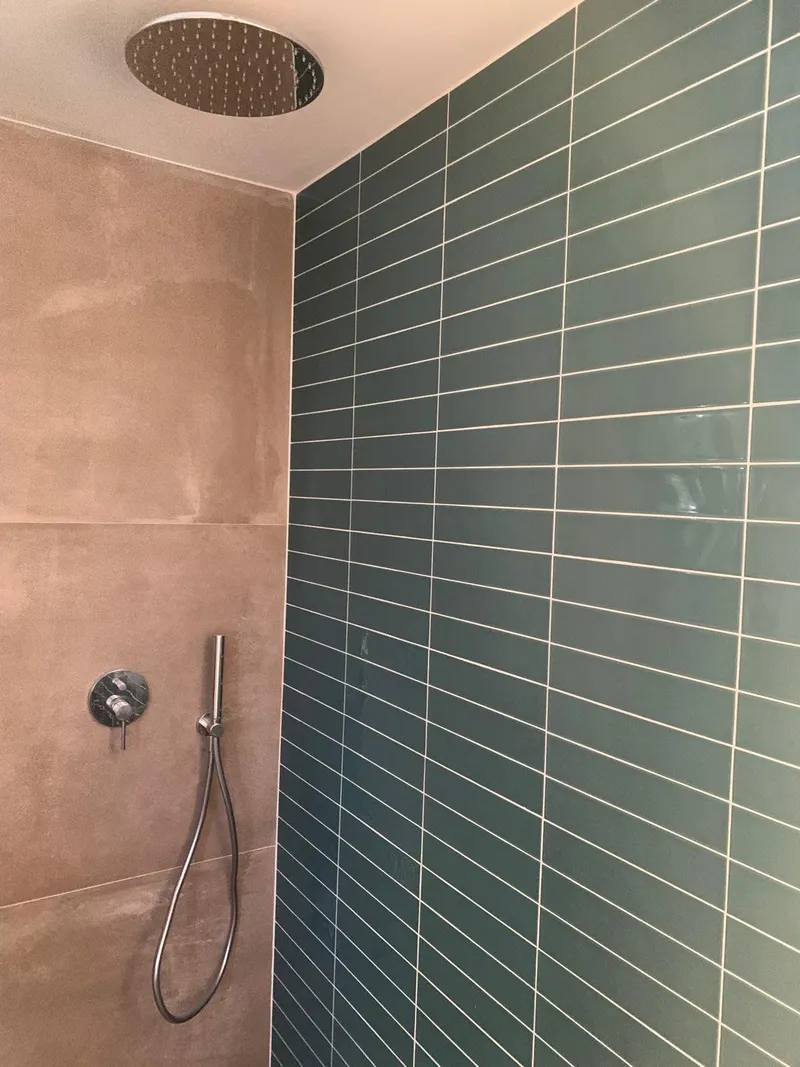 Obra: ducha alicatada con azulejo verde azulado