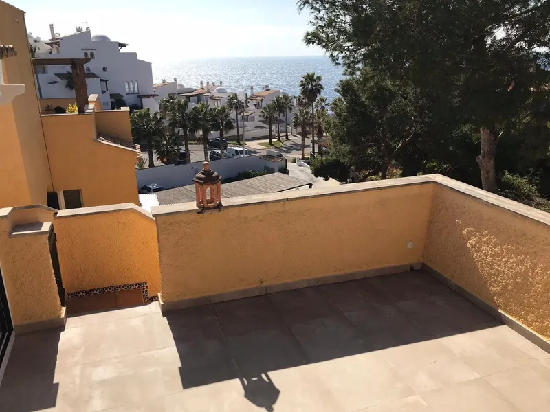 Terraza con baldosa antideslizante y vistas al mar