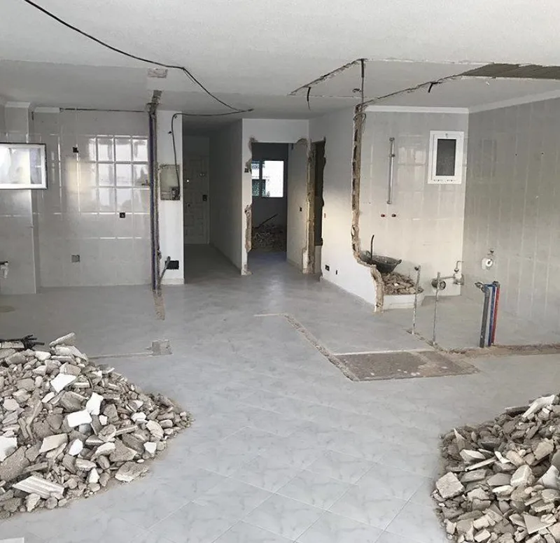 Antes: zona de cocina y pasillo durante la demolición