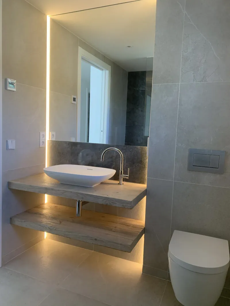 Lavabo sobre encimera de madera con luz LED y espejo retroiluminado