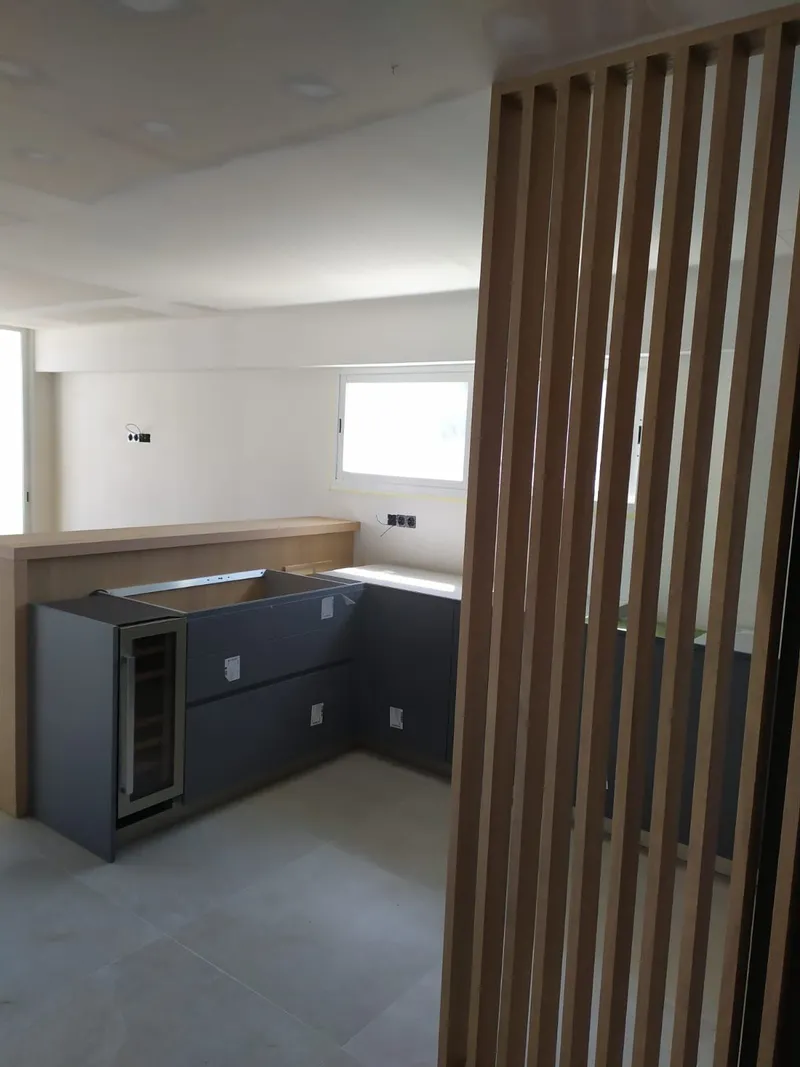 Cocina vista a través de la celosía de listones de madera