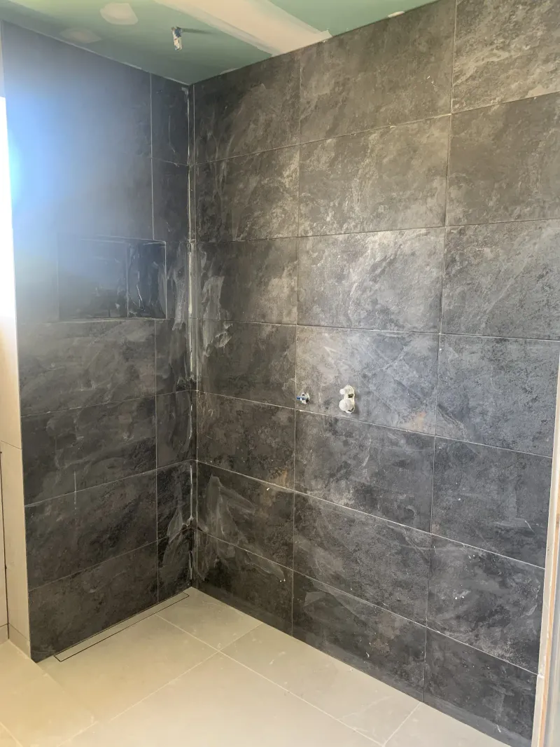 Obra: revestimiento de piedra gris en el baño