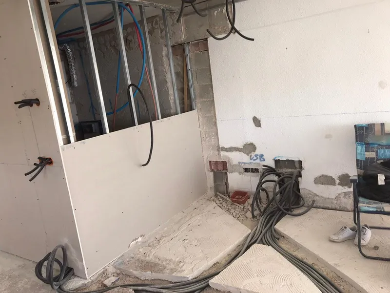 Obra: tabiquería y nuevas instalaciones eléctricas y de fontanería