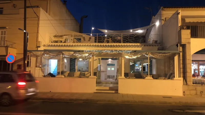 Fachada del local iluminada de noche