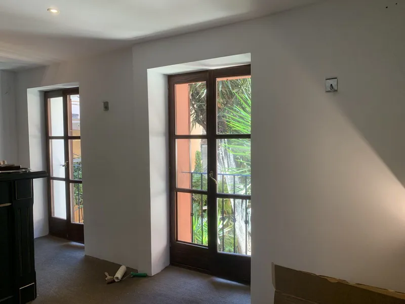 Antes: pared blanca con dos ventanales