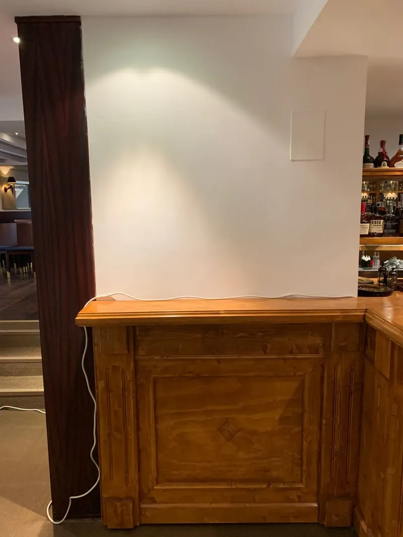Obra: mueble antiguo de madera junto a la nueva barra negra