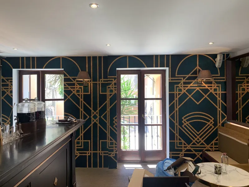 Obra: revestimiento art déco colocado en la pared de los ventanales