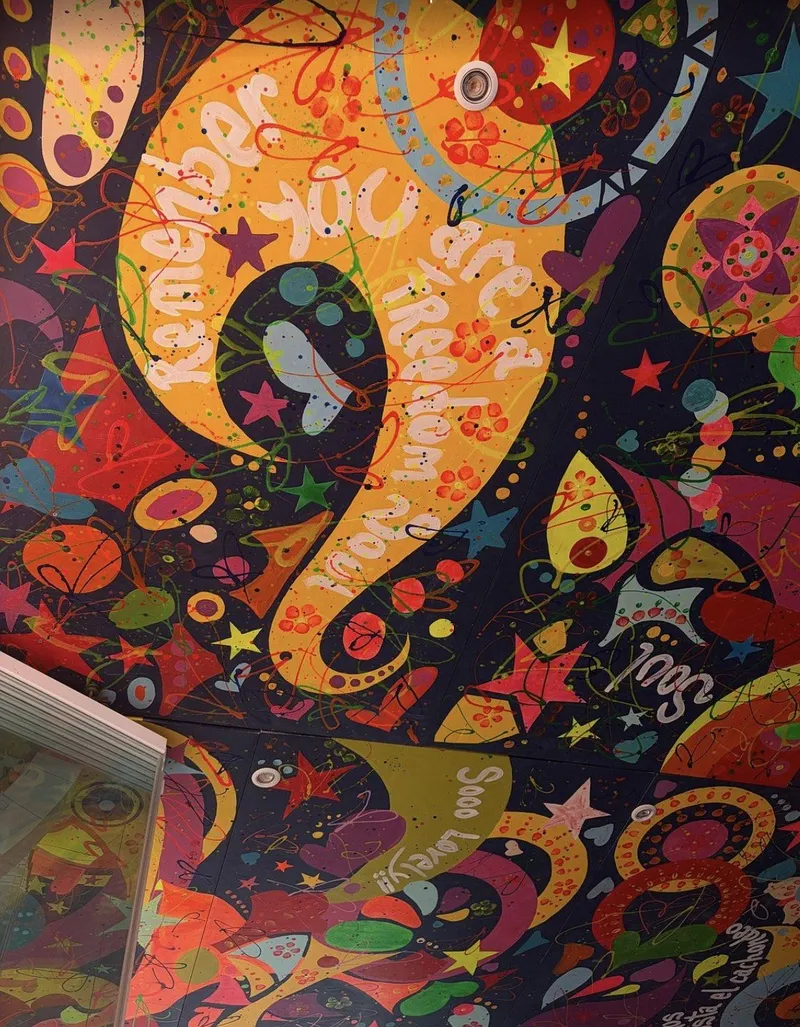 Mural de colores con estrellas y formas orgánicas