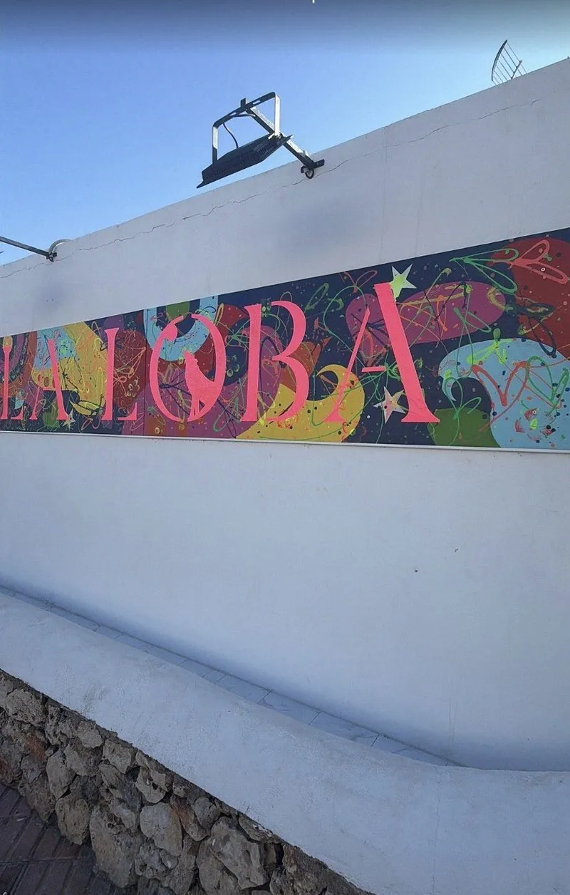Rótulo pintado de La Loba en la fachada