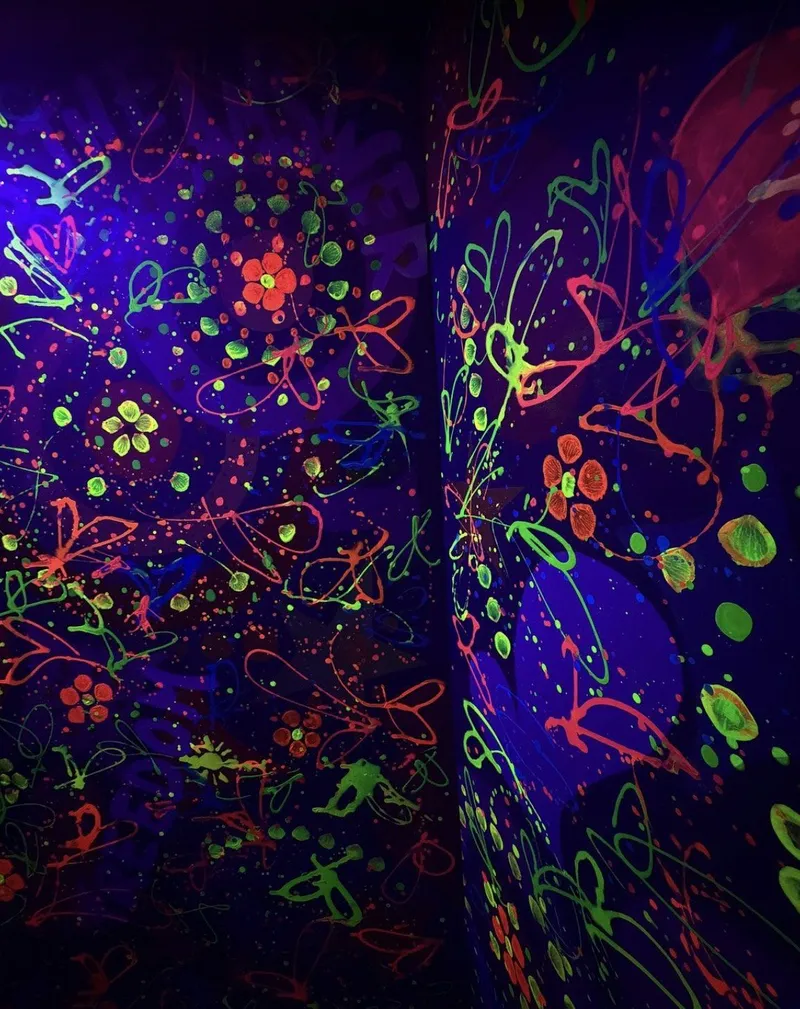 Detalle del techo pintado bajo luz ultravioleta