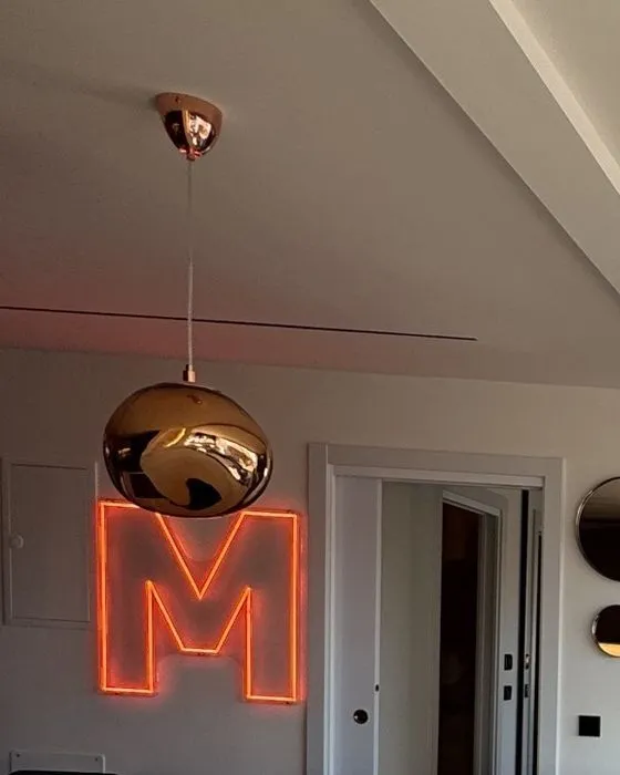 Lámpara de cobre y letra M luminosa en MHouse