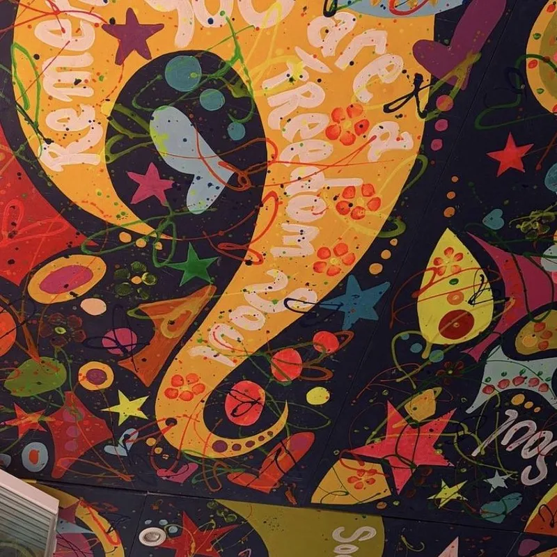 Detalle del mural de colores de La Loba