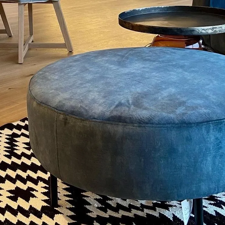 Blue velvet pouf on a graphic rug, Genova House