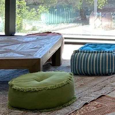 Pufs y alfombras en el chill out de las oficinas Omniaccess
