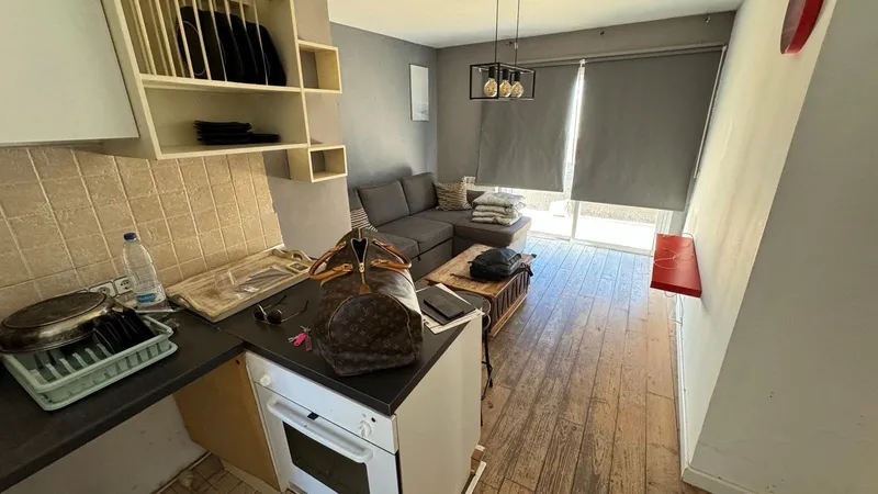 Antes: cocina con alicatado beige y salón al fondo