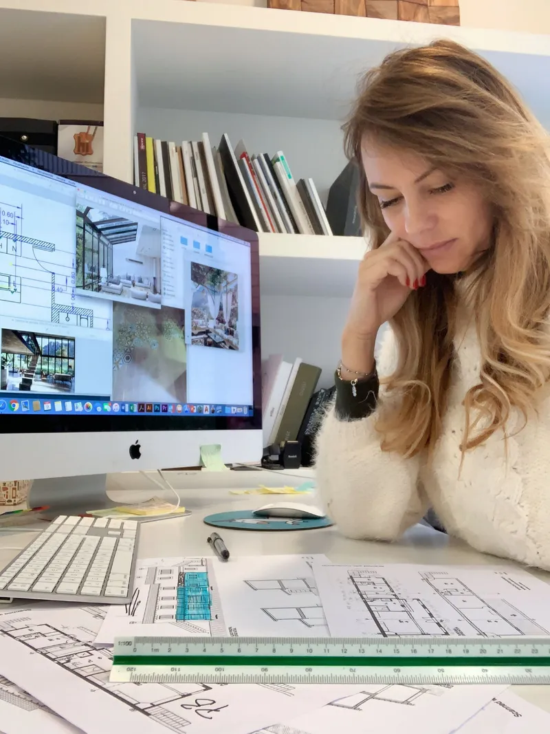 Nathalie Sorondo Gooden en su mesa de trabajo, revisando planos junto al ordenador