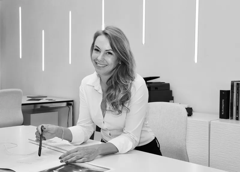 Nathalie Sorondo Gooden trabajando en su mesa con un lápiz sobre los planos, en blanco y negro