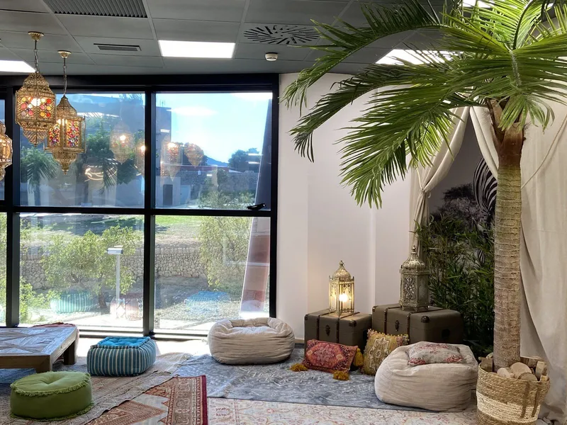 Chill out con cortinas, palmeras y farolillos colgantes