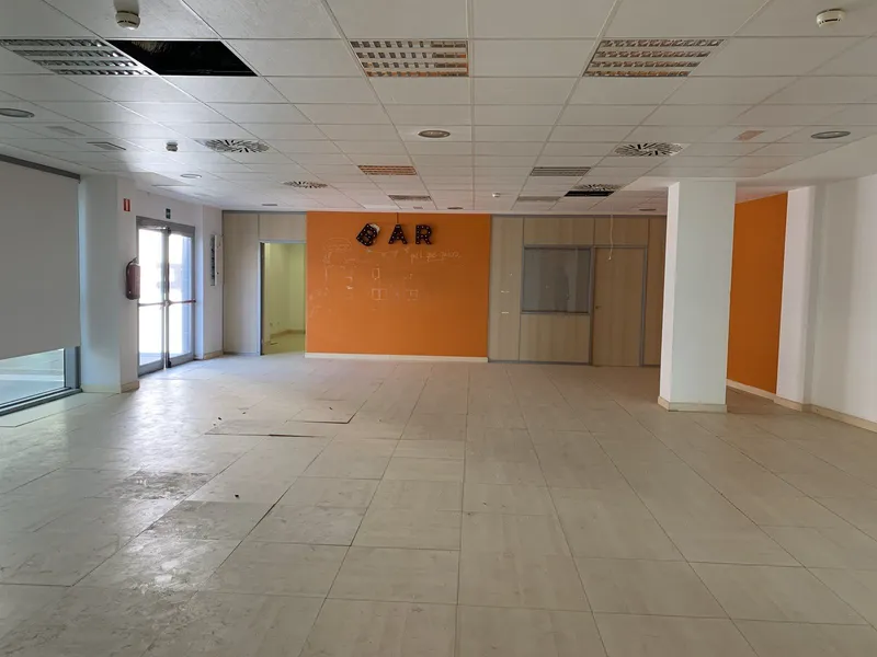 Estado inicial: planta diáfana vacía con paredes naranjas