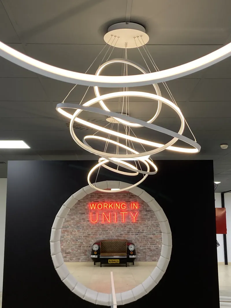 Lámpara de anillos LED sobre el portal circular con el neón Working in Unity