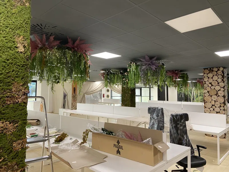 Obra: jardines colgantes instalados sobre las mesas, con cajas aún por abrir