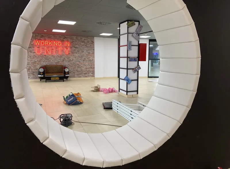 Obra: el portal circular tapizado recién instalado
