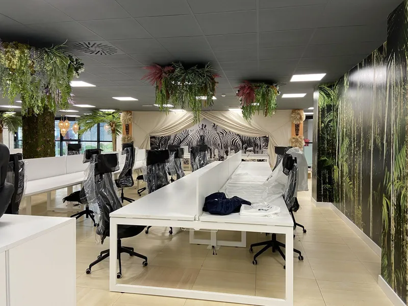 Puestos de trabajo bajo jardines colgantes y fotomural de selva