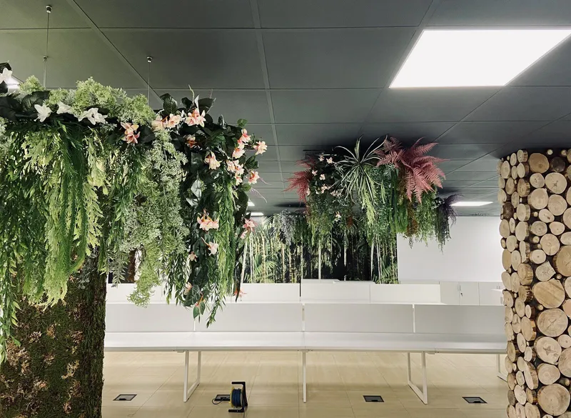Jardín colgante con flores rosas sobre los puestos de trabajo