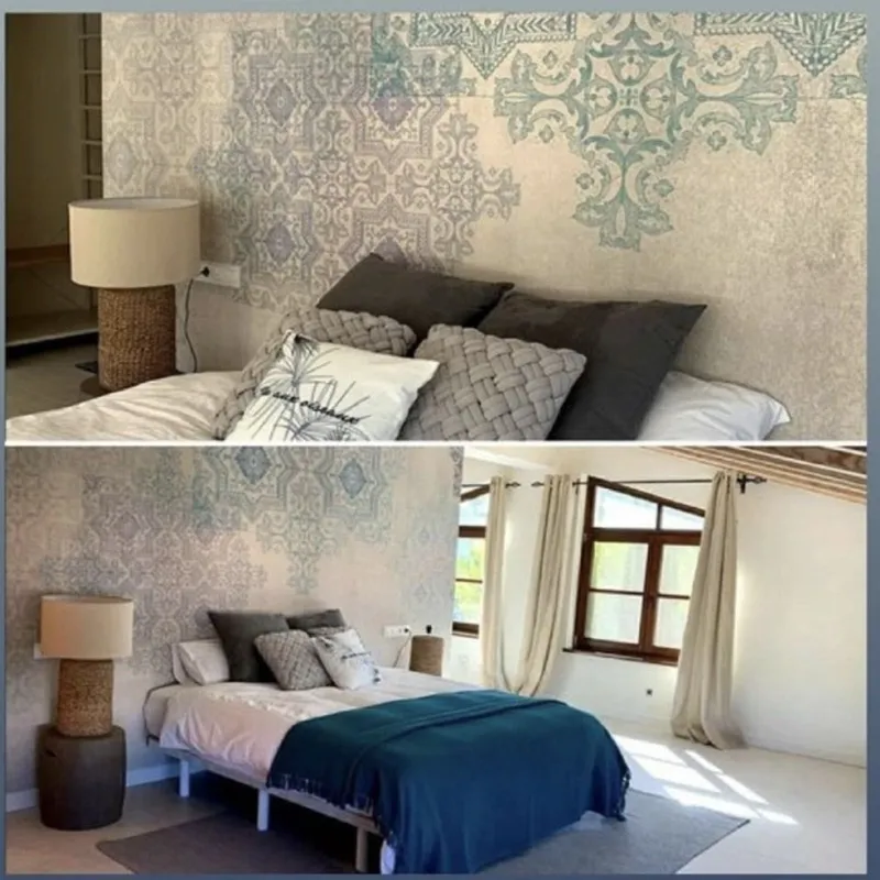 Composición de dos fotografías del dormitorio con papel pintado de motivos y ropa de cama azul