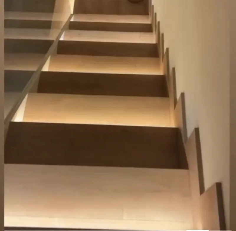 Detalle de los peldaños de roble con luz LED integrada