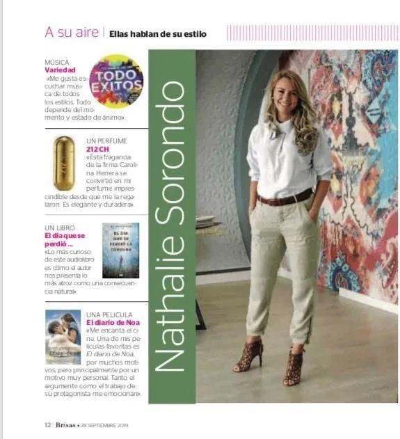 Revista Brisas, sección «A su aire»: Nathalie Sorondo de pie junto a un mural