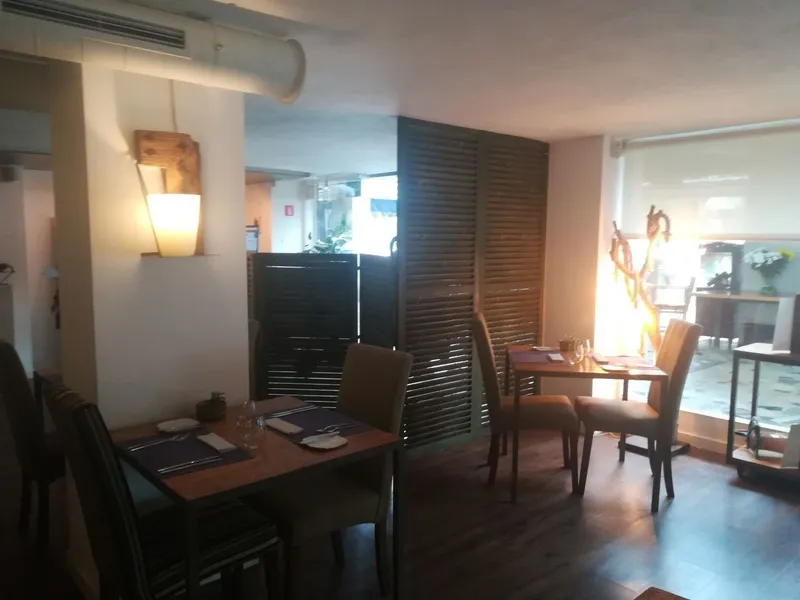 Antes: persianas mallorquinas como separador en la entrada