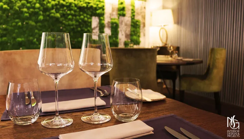 Mesa vestida con copas y cubiertos del restaurante