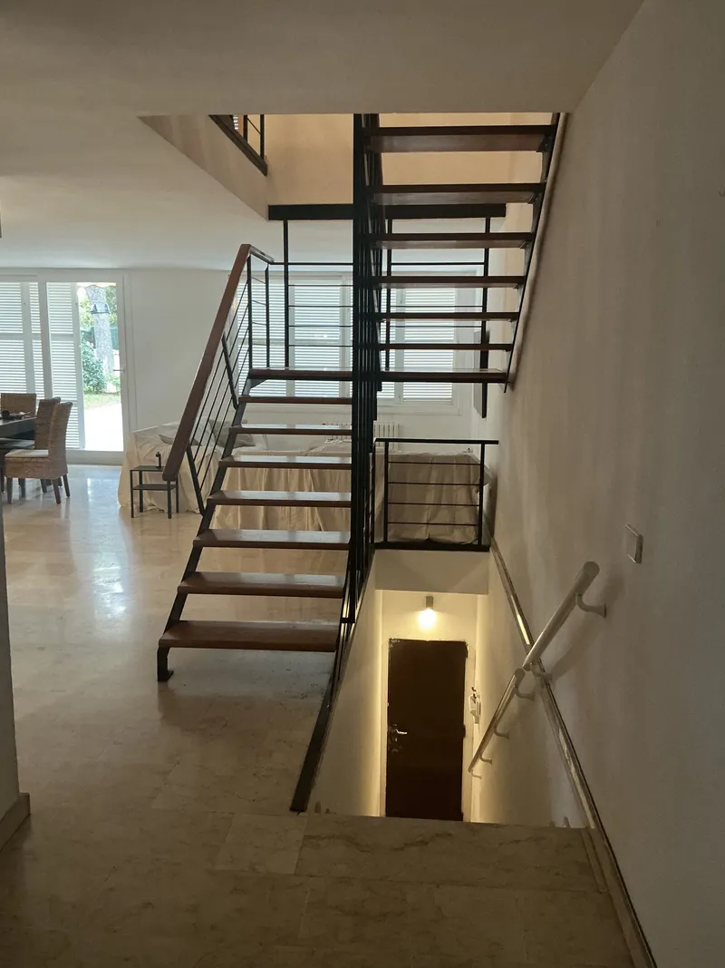 Estado actual: escalera metálica y vestíbulo