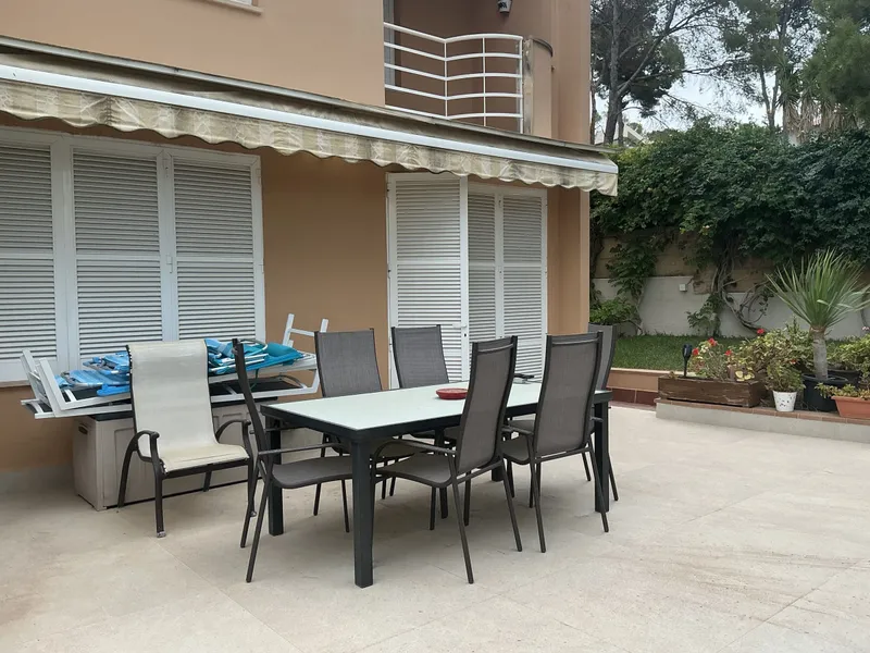 Estado actual: terraza con toldo y mesa de exterior