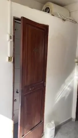 Fotograma del vídeo «antes»: puerta de madera antigua