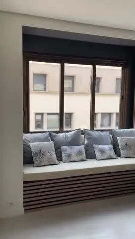 Fotograma del vídeo «después»: banco bajo la ventana con cojines