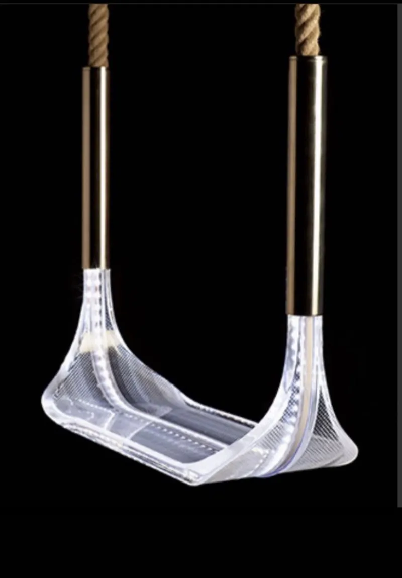 Columpio luminoso Light Swing de Saas Instruments sobre fondo negro