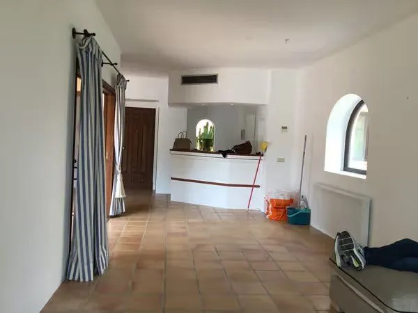 Antes: zona de comedor sin pintar ni decorar