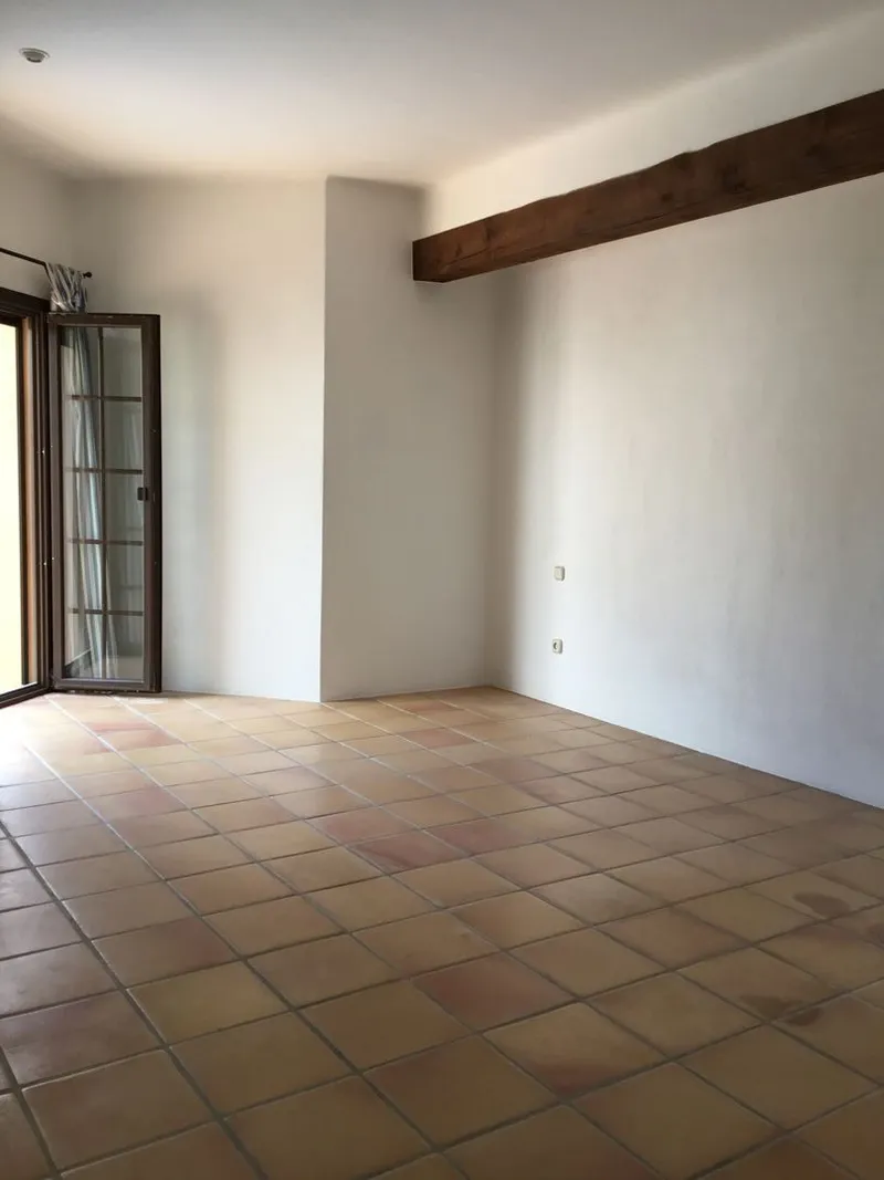 Antes: dormitorio principal sin decorar
