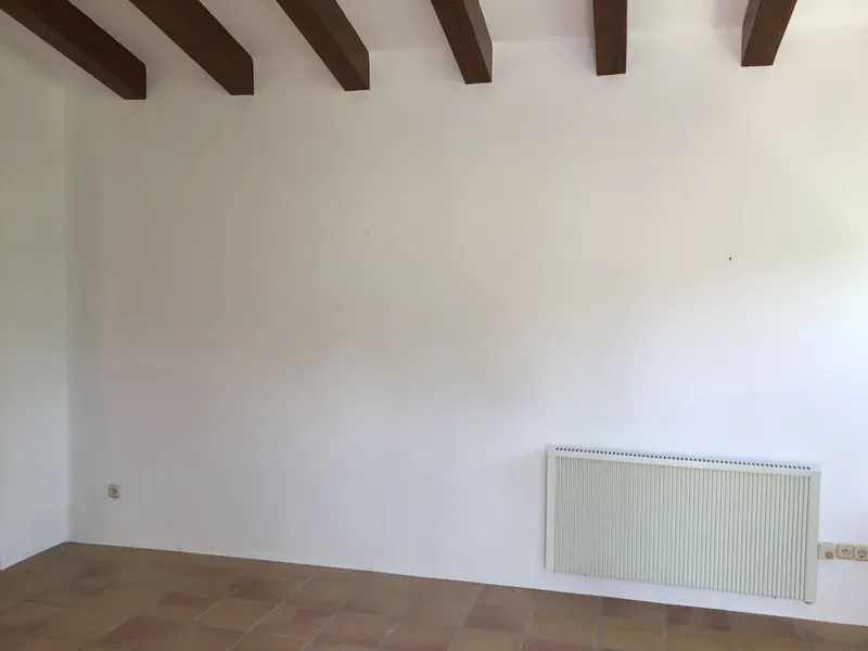 Antes: pared del salón vacía, donde se esconderá la televisión