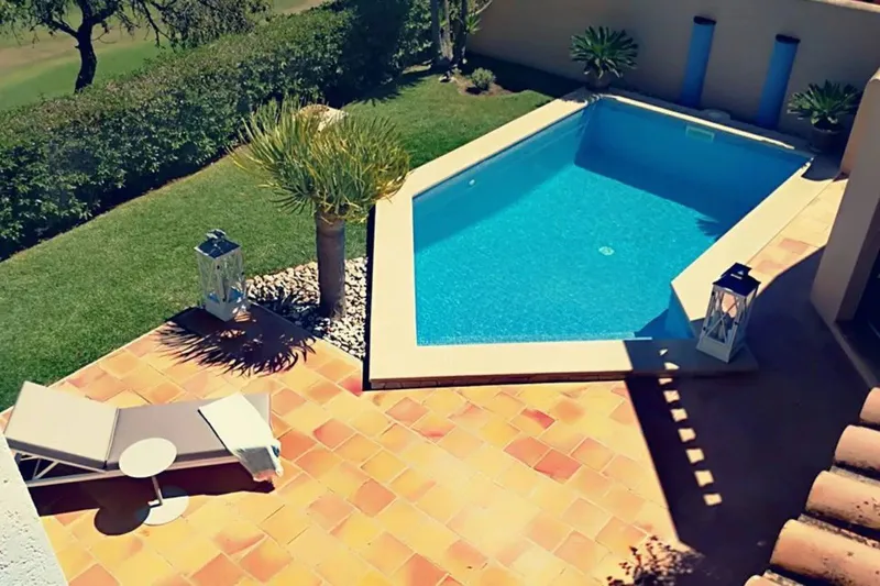 Vista de la piscina y la terraza con tumbonas